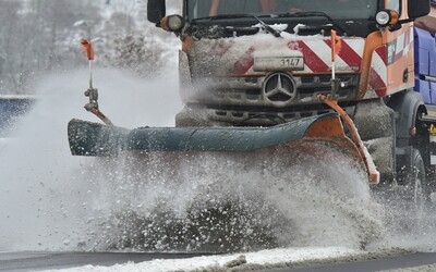 Česko zasáhlo silné sněžení. Tisíce domácností jsou bez elektřiny, platí i lavinová výstraha