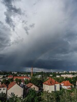 Česko zasáhnou silné bouřky s přívalovým deštěm a krupobitím, varují meteorologové 