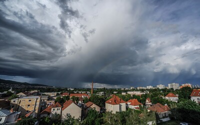 Česko zasáhnou silné bouřky s přívalovým deštěm a krupobitím, varují meteorologové 