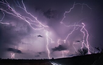 Česko zasáhnou velmi silné bouřky. Meteorologové varují i před povodněmi 