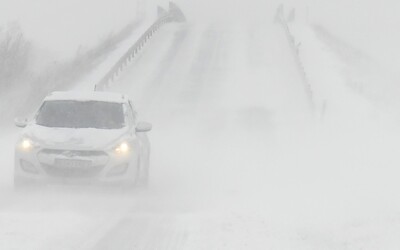 Česko zasype sníh, silnice pokryje silná ledovka. Meteorologové vyhlásili na víkend výstrahu