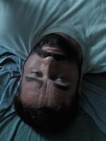 Československý Adolescent? Film Otec strhne dlouhými jednozáběrovkami, dostal se i na festival do Benátek