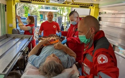 Český červený kříž podnikl na Ukrajinu už 40 misí. Převezl tam 409 tun materiální pomoci za 118,5 milionu korun