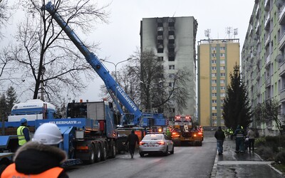 Český demoliční stroj je již v Prešově. Začne s rozebíráním paneláku na Mukačevské 7