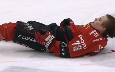 Český hokejista poslal mladou finskou hvězdu k ledu. Protivníkovi uletěla helma a tekla mu krev z hlavy