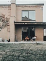 Český pár koupil vilu ze 70. let: V minulosti sloužila na soukromá setkání s VIP návštěvami. Kolik stála rekonstrukce?