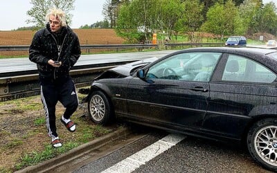 Český raper PTK mal autonehodu. Po šmyku v 120 km/h narazilo BMW do zvodidiel