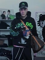 Český raper Vercetti, v ktorého štúdiu prišla o život mladá Slovenka, je opäť na slobode. Fanúšikom poslal odkaz