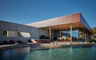 Český rodinný dom pripomína vilu ako z Beverly Hills. Sleduj modernú drevostavbu s bazénom vo vinárskej oblasti na Morave