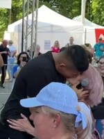 Český spevák sa počas koncertu bozkával so staršou fanúšičkou v publiku. Neskôr si uťahoval z jej protézy