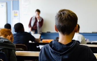 Český učitel dostal za sex se 14letou žákyní podmínku, teď je opět ve vazbě za obdobný čin