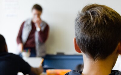Český učitel dostal za sex se 14letou žákyní podmínku, teď je opět ve vazbě za obdobný čin
