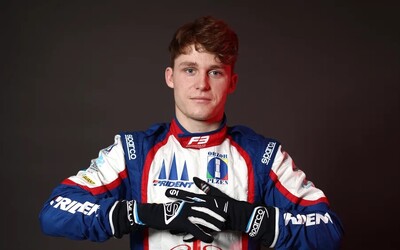 Český závodník Roman Staněk ovládl závod formule 2! Na stupeň vítězů se postavil poprvé v kariéře 