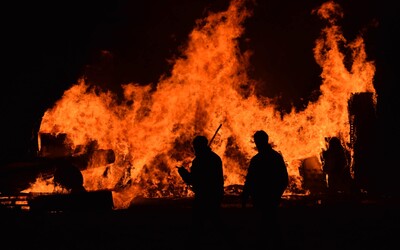 Čeští hasiči dorazili do Řecka, kde budou pomáhat s nekontrolovatelně se šířícími požáry
