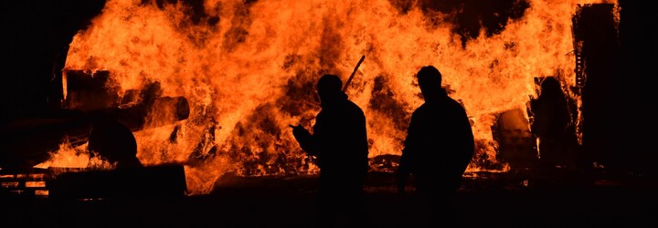 Čeští hasiči dorazili do Řecka, kde budou pomáhat s nekontrolovatelně se šířícími požáry