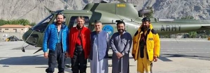 Čeští horolezci, kteří uvízli na hoře v Pákistánu, se vracejí domů