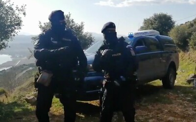 Čeští policisté rozjíždí na videu taneček proti koronaviru. Až to skončí, dáme to všichni, slibují
