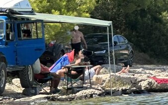 Čeští turisté v Chorvatsku parkovali na kapitána. Jejich fotografie z dovolené baví na internetu tisíce lidí