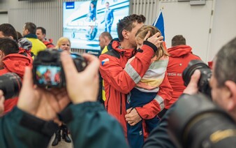 Čeští záchranáři dorazili z Turecka domů. Na letišti je čekalo dojemné přivítání