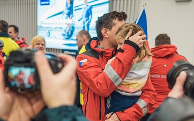 Čeští záchranáři dorazili z Turecka domů. Na letišti je čekalo dojemné přivítání