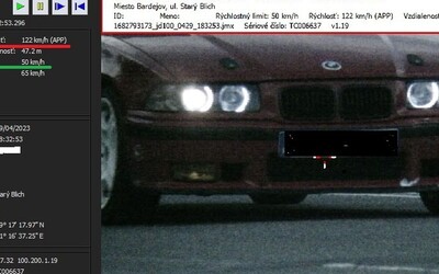 Cestný pirát na starom BMW sa cez centrum Bardejova rútil 122 km/h v úseku, kde je 50. Polícia mu za to pošle pozdrav