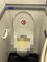 Cestující v letadle zůstali šest hodin bez funkčních záchodů. Museli si vystačit s plastovými lahvemi