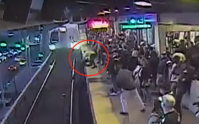 Cestujúci unikol smrti o milimeter. Video zachytáva, ako pracovník metra zachránil muža, ktorý spadol na koľajnice