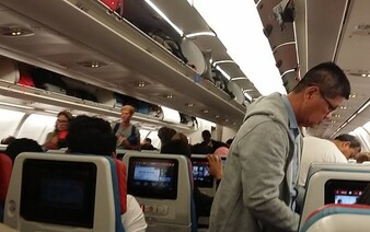 Cestujúci v lietadle si musia dávať väčší pozor. Za vstávanie pred zastavením môžu dostať pokutu