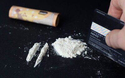 Cez týždeň už ľudia fúkajú takmer rovnaké množstvo kokaínu ako počas víkendu, zistili v Londýne