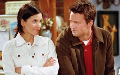 Chandler a Monica v domě McCallisterových? Komik si všiml spojitosti Přátel a filmu Sám doma