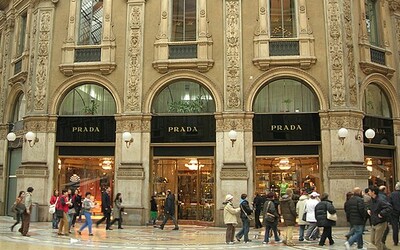Chanel chce kúpiť luxusný módny dom Prada. Transakcia by mohla dosiahnuť šesť miliárd eur