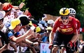 Chaos na Tour de France. Aktivista vběhl na trať s nápisem „Israel out of the Tour“