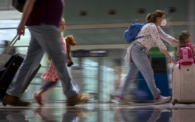 Chaos na pražském letišti: Šéf představenstva se omluvil za problémy s odbavováním