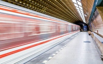 Chaos v pražském metru. Lidé strávili skoro hodinu v tunelu
