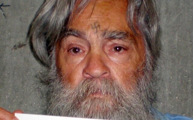 Charles Manson vystupoval jako svatý muž. Své následovníky přiměl k brutálním vraždám, které otřásly celými Spojenými státy
