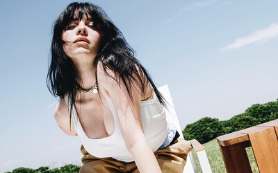 Charli XCX a Billie Eilish podporili obete domáceho násilia. Spodnú bielizeň z nového videoklipu venovali na charitu