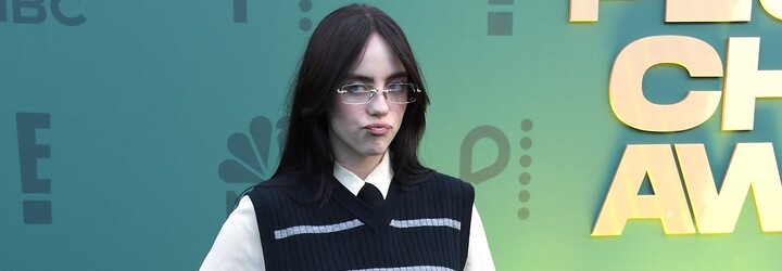 Charli XCX a Billie Eilish podporili obete domáceho násilia. Spodnú bielizeň z nového videoklipu venovali na charitu