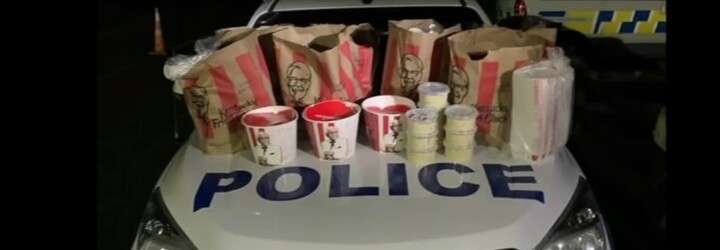 Dva Novozélanďané chtěli propašovat KFC do města v lockdownu. Zastavili je policisté, v autě našli i 1,5 milionu v hotovosti