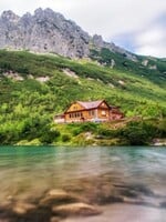 Chceš stihnúť poslednú letnú turistiku? Toto je 15 najkrajších chát a horských ubytovaní na Slovensku