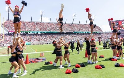 Cheerleading byl původně jen pro muže, dnes je baštou mizogynie. Dostane se až na olympiádu? 