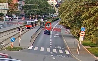 Chlapce v Brně srazila tramvaj, když koukal do mobilu