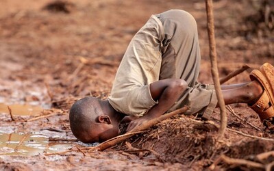 Chlapeček pije špinavou vodu a riskuje tyfus či choleru. 15 fotografií, které změní tvůj pohled na svět