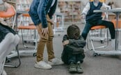 Chlapci v Ostravě zbili čtrnáctiletého školáka tak, že měl otřes mozku. Video zveřejnili na sítích