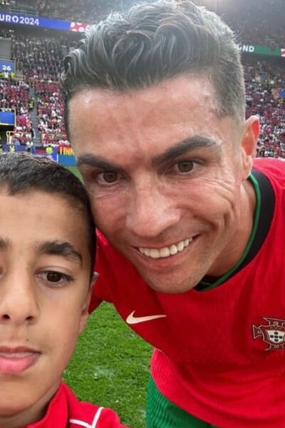 Chlapec počas Eura vybehol na ihrisko, aby sa mohol odfotiť s Ronaldom. UEFA mu udelila prísny trest