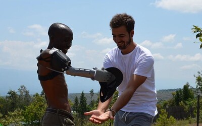Chlapec pomocou 3D tlačiarne vyrába lacné protézy rúk, ktoré pomáhajú ľuďom po celom svete