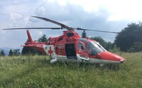 Chlapec volal na nouzovou linku s vymyšleným zraněním. Záchranáři vyslali vrtulník, který potřebovali jinde