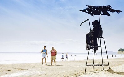 Chlapík precestuje pláže na Floride oblečený ako smrtka. V čase koronavírusu chce ľudí upozorňovať, aby sedeli doma