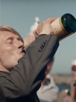 Chľast je jedným z najlepších filmov roka. Mads Mikkelsen ťa očarí v príbehu o tom, ako alkoholizmus ničí životy celej rodiny