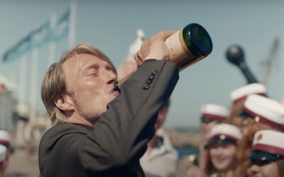 Chľast je jedným z najlepších filmov roka. Mads Mikkelsen ťa očarí v príbehu o tom, ako alkoholizmus ničí životy celej rodiny
