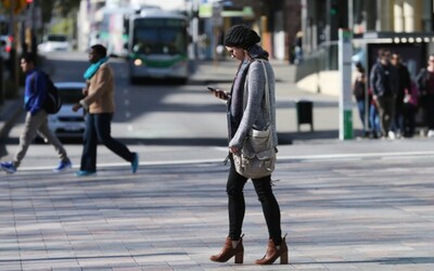 Chodci pozerajúci do mobilu budú v niektorých častiach sveta dostávať vysokú pokutu